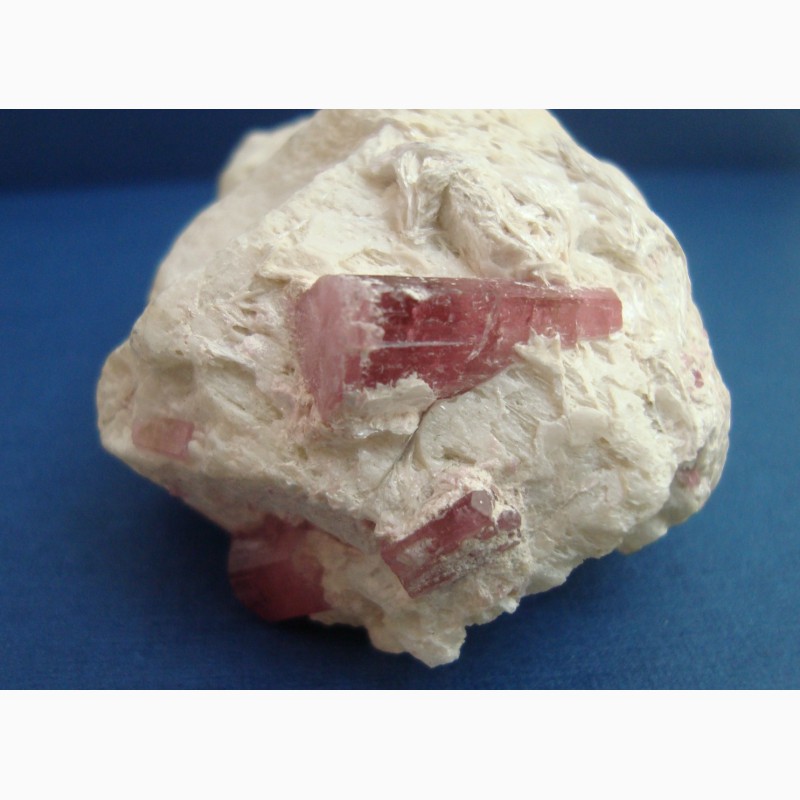 Фото 3. Розовый и желтый турмалин с лепидолитом в альбите