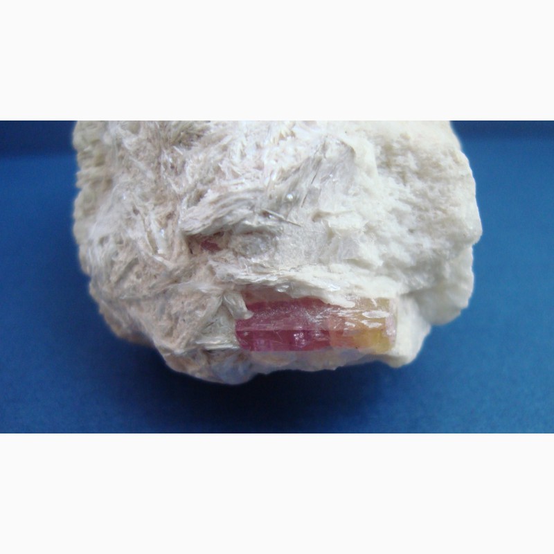 Фото 6. Розовый и желтый турмалин с лепидолитом в альбите