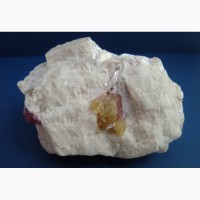 Розовый и желтый турмалин с лепидолитом в альбите