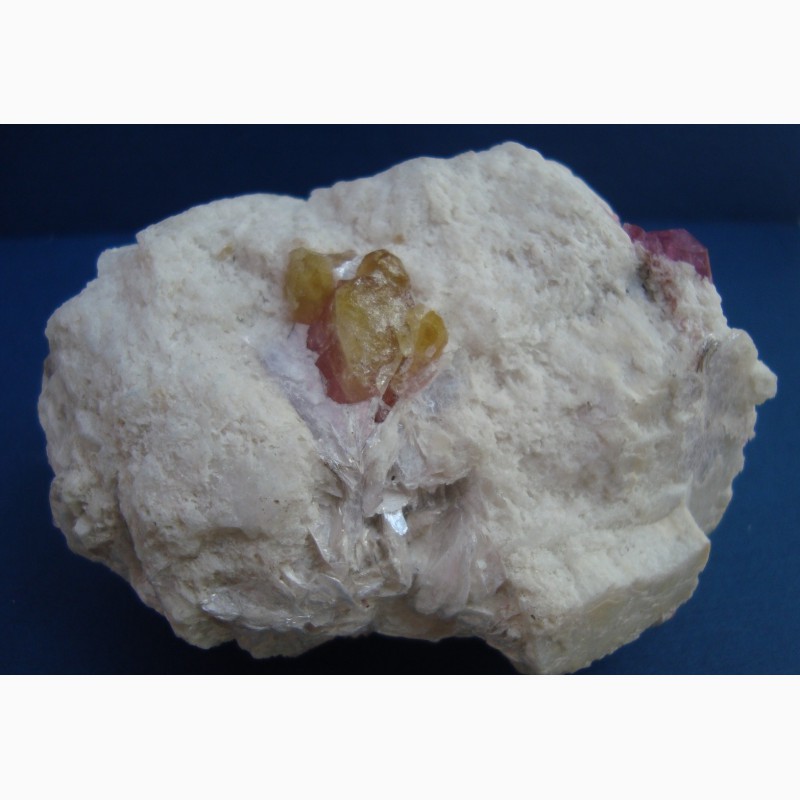 Фото 8. Розовый и желтый турмалин с лепидолитом в альбите