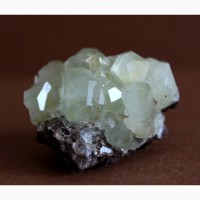 Датолит, щетка кристаллов на породе