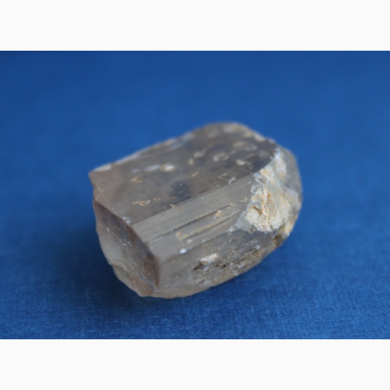 Фото 7. Топаз, прозрачный цельный кристалл