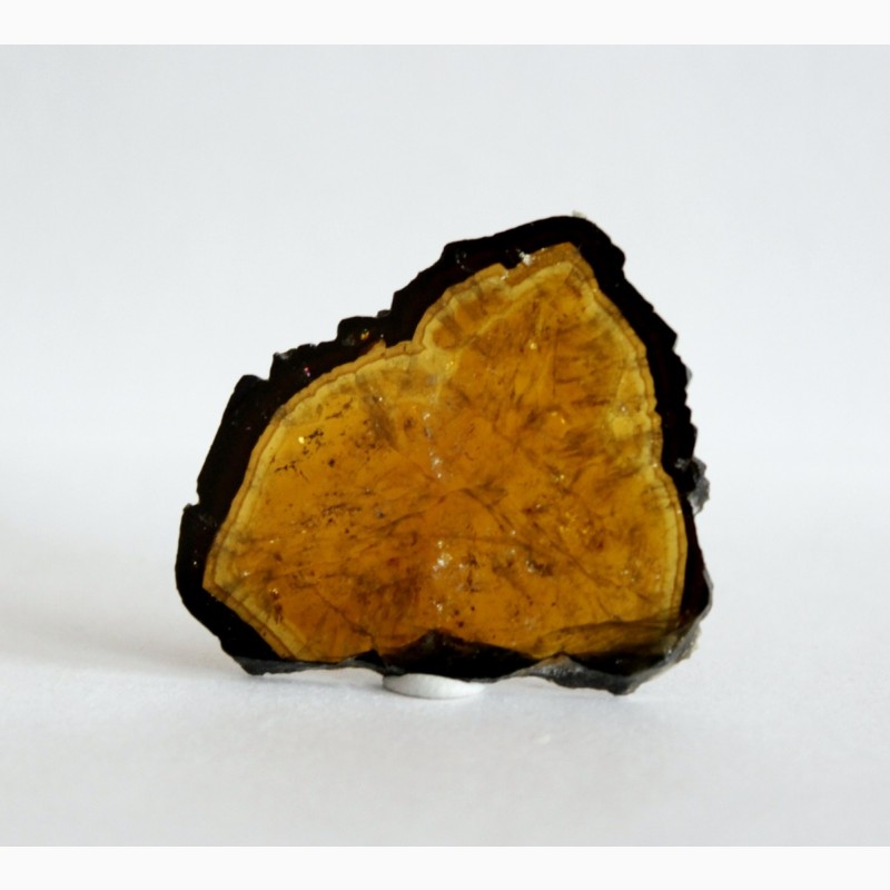 Фото 2. Срез кристалла желтого турмалина с черной каймой