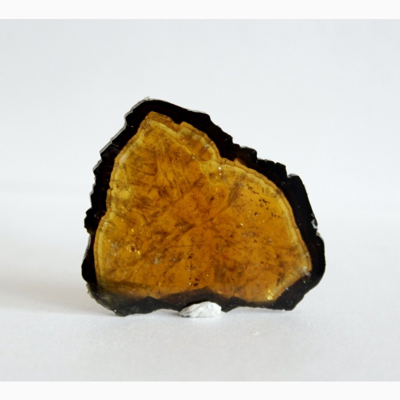 Фото 3. Срез кристалла желтого турмалина с черной каймой