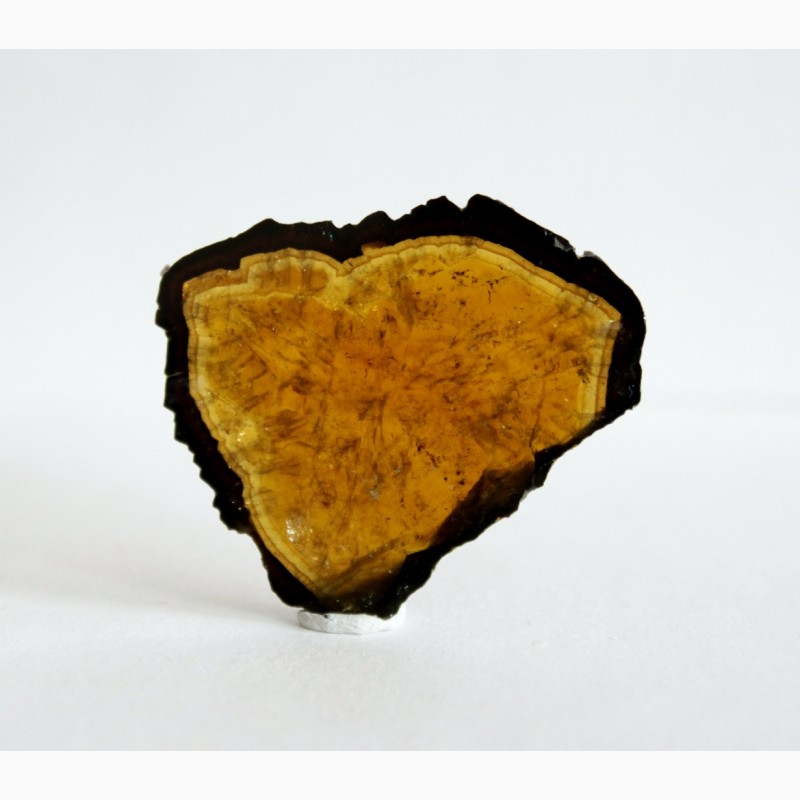 Фото 4. Срез кристалла желтого турмалина с черной каймой