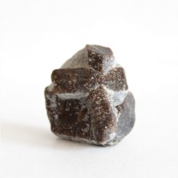 Ставролит, двойниковый (Прямой крест) и одиночный кристаллы в слюдистом сланце