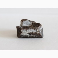 Ставролит, двойниковый (Прямой крест) и одиночный кристаллы в слюдистом сланце