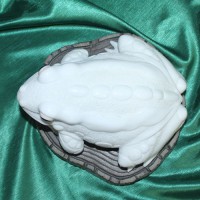Эксклюзивный подарок авторская работа лягушка ВАСИЛИСА из натурального камня ангидрит