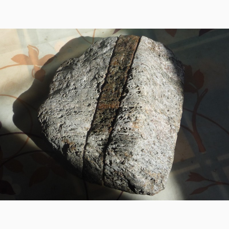 Фото 2. Каменный метеорит (анортозит)