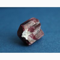 Турмалин: цельный кристалл пурпурного цвета