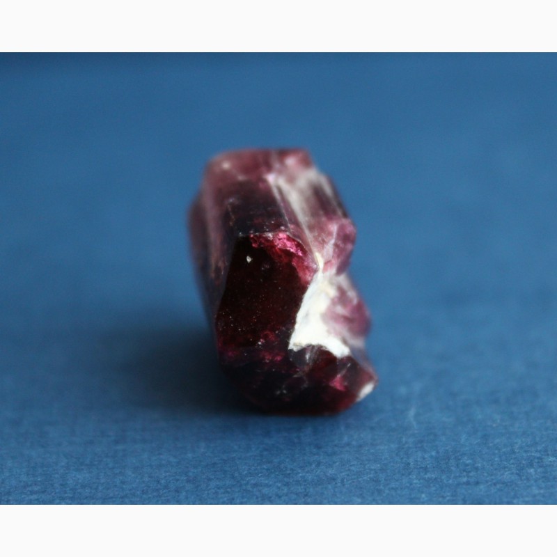 Фото 12. Турмалин: цельный кристалл пурпурного цвета