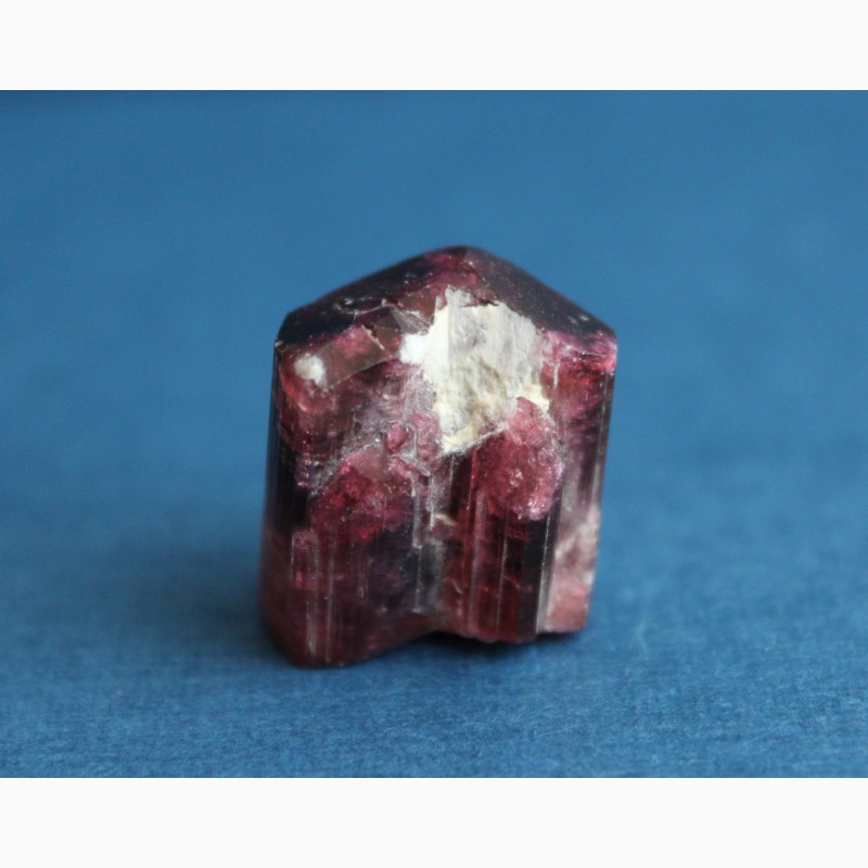 Фото 2. Турмалин: цельный кристалл пурпурного цвета