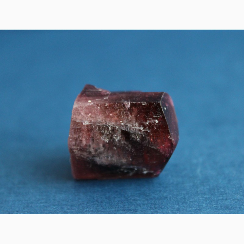 Фото 4. Турмалин: цельный кристалл пурпурного цвета