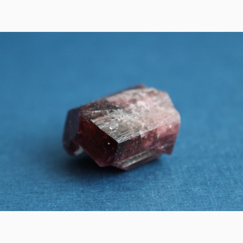 Фото 5. Турмалин: цельный кристалл пурпурного цвета