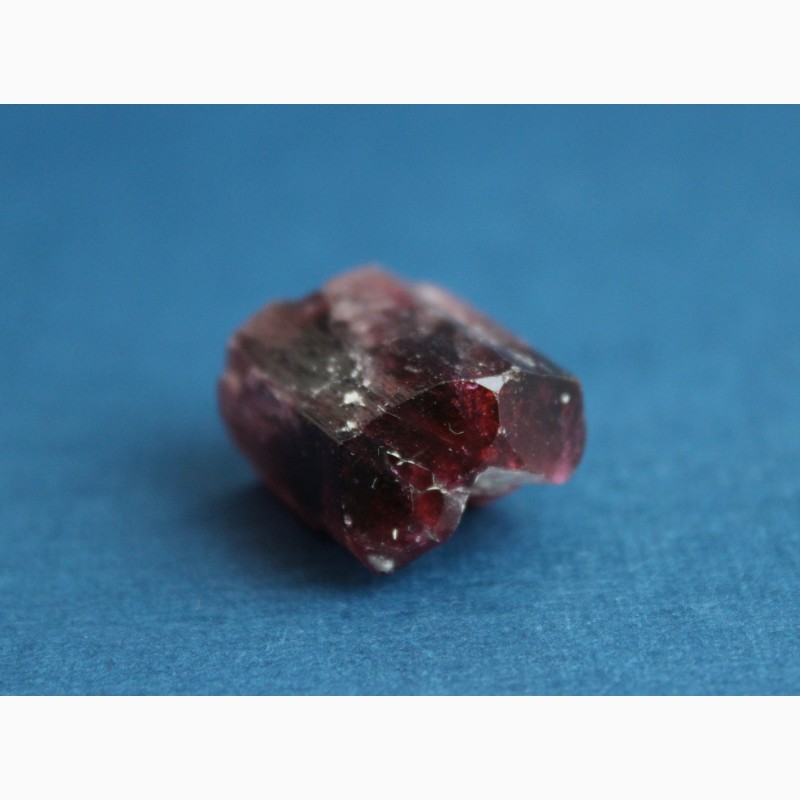Фото 6. Турмалин: цельный кристалл пурпурного цвета