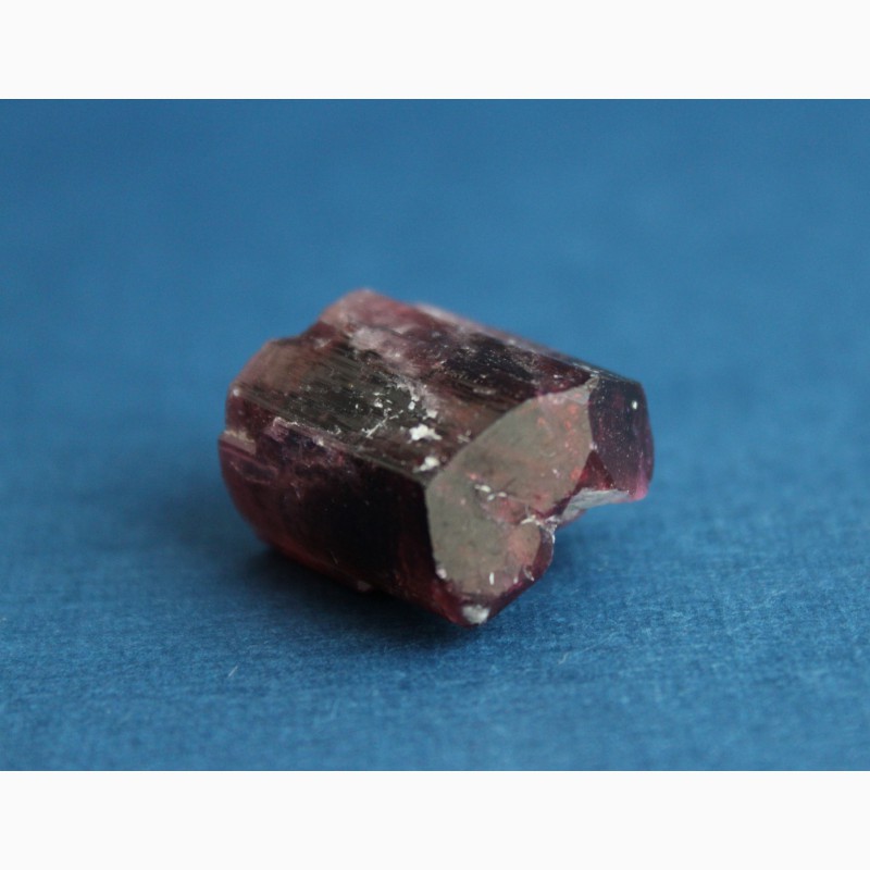Фото 7. Турмалин: цельный кристалл пурпурного цвета