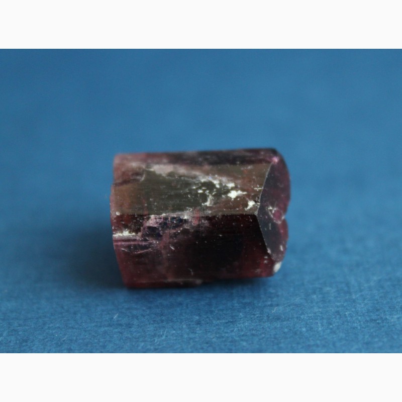 Фото 8. Турмалин: цельный кристалл пурпурного цвета