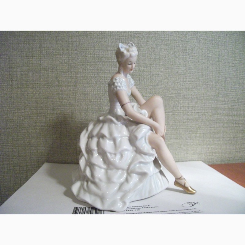 Антикварная винтажная статуэтка «Балерина, завязывающая пуанты»