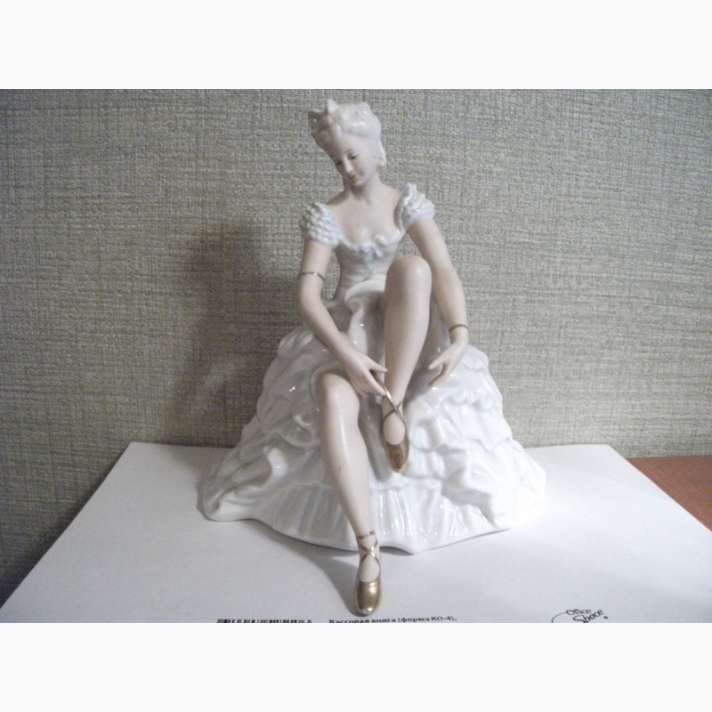 Фото 2. Антикварная винтажная статуэтка «Балерина, завязывающая пуанты»