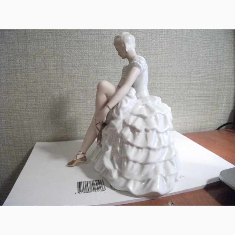 Фото 3. Антикварная винтажная статуэтка «Балерина, завязывающая пуанты»