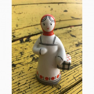 Статуэтка Девочка с корзиной в красном платочке Гжель (11 см)