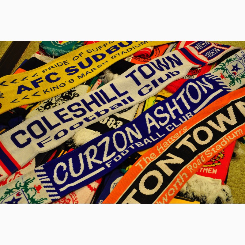 Фото 2. Самая большая коллекция в мире футбольных шарфов клубов Англии