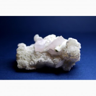 Кальцит, лепестковые розовые кристаллы на белом кальците
