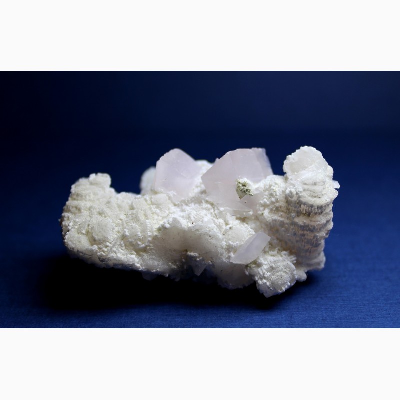 Фото 2. Кальцит, лепестковые розовые кристаллы на белом кальците