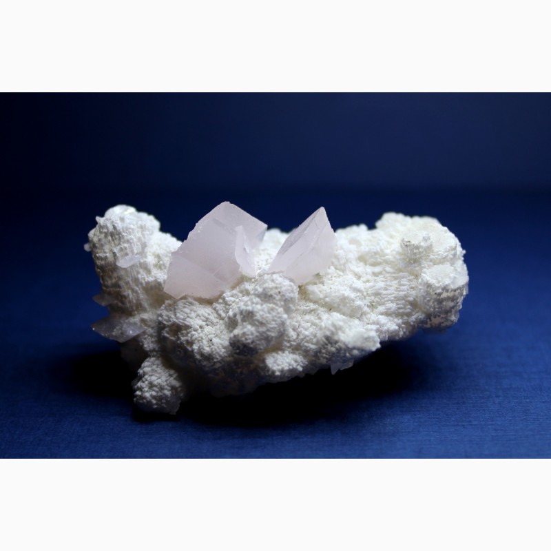 Фото 3. Кальцит, лепестковые розовые кристаллы на белом кальците