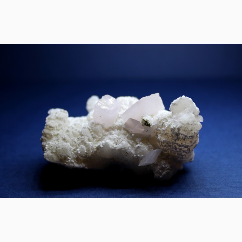 Фото 4. Кальцит, лепестковые розовые кристаллы на белом кальците