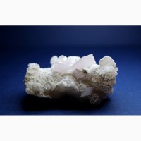 Кальцит, лепестковые розовые кристаллы на белом кальците