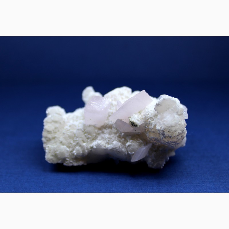 Фото 5. Кальцит, лепестковые розовые кристаллы на белом кальците