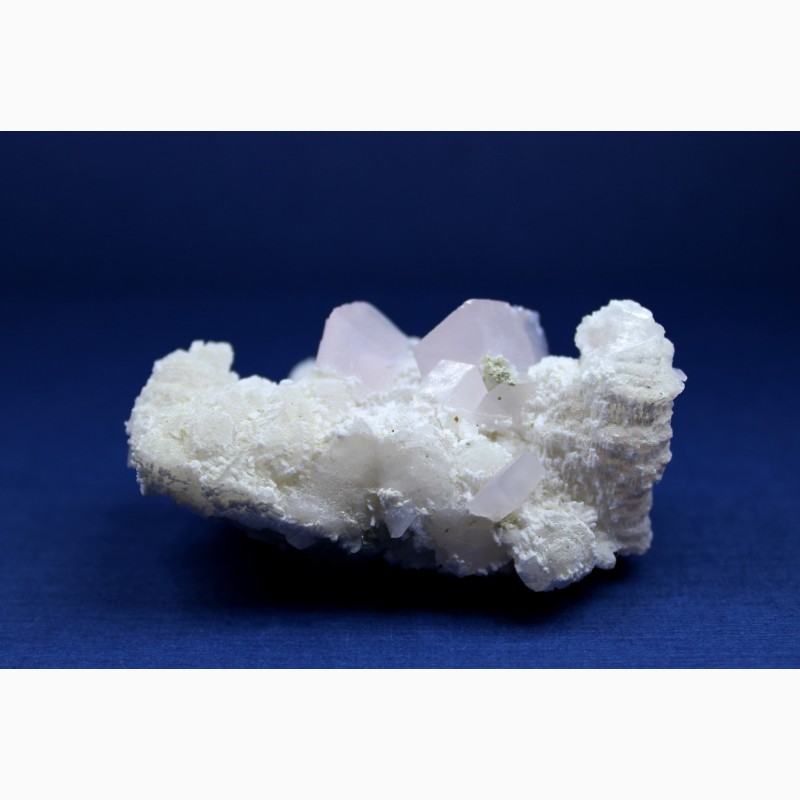 Фото 6. Кальцит, лепестковые розовые кристаллы на белом кальците