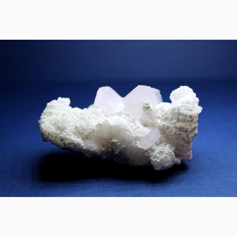Фото 7. Кальцит, лепестковые розовые кристаллы на белом кальците