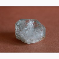 Топаз, цельный кристалл светло-голубого цвета