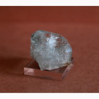 Топаз, цельный кристалл светло-голубого цвета