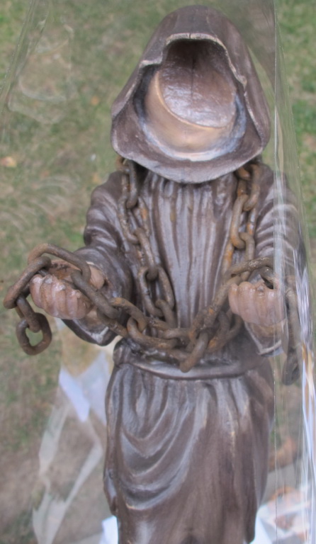 Фото 2. Деревянная статуэтка Безликое время со своей ношей, резьба по дереву, авторская работа