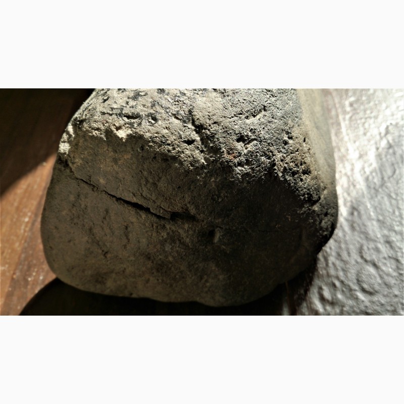 Фото 4. Каменный метеорит крупный