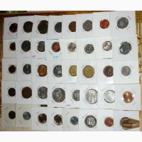 Иностранные монеты в холдерах 40 штук и шкатулка
