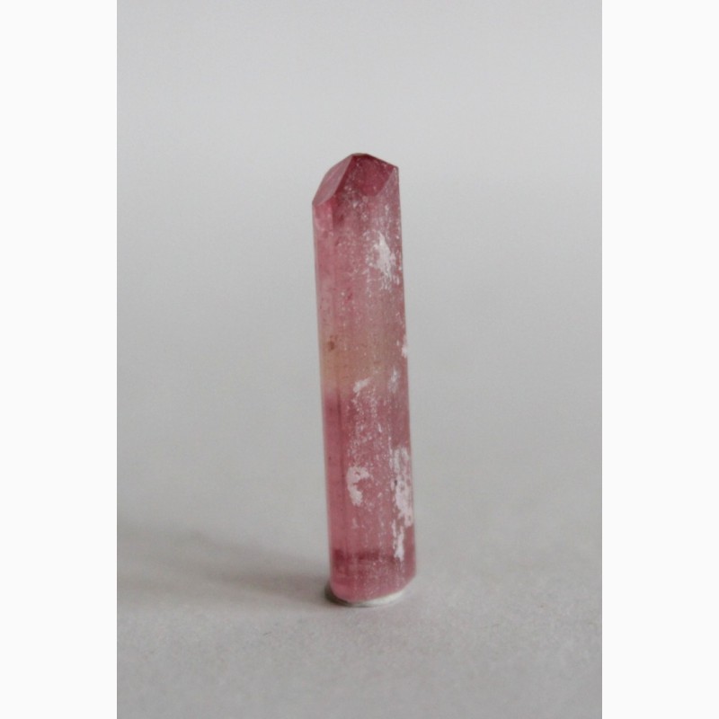 Фото 2. Турмалин розовый, кристалл с головкой 2
