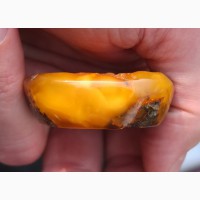 Янтарь самородок 26 гр, цвета яичного желтка