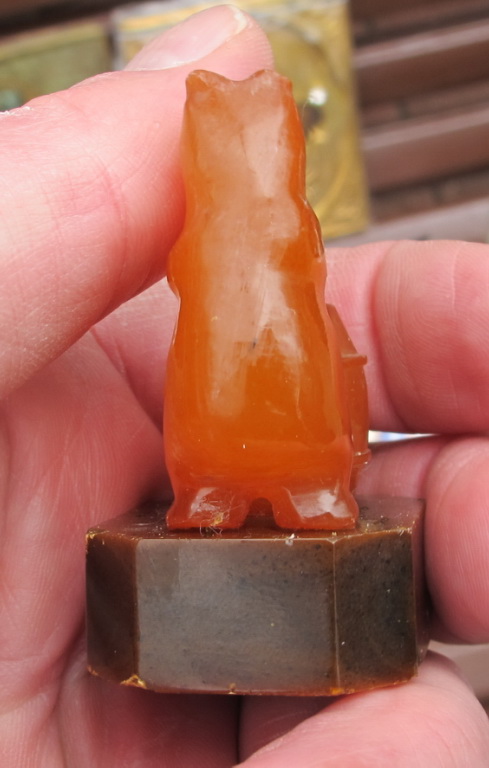 Фото 3. Янтарная статуэтка Медведь с бочкой меда, янтарь