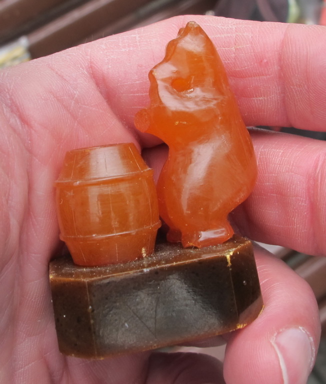 Фото 7. Янтарная статуэтка Медведь с бочкой меда, янтарь
