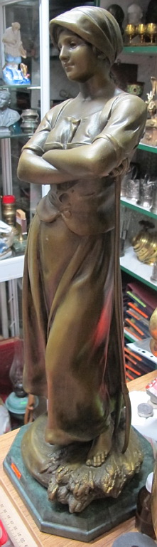 Фото 3. Бронзовая скульптура Девушка с вилами, старинная, Европа