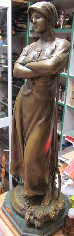 Фото 4. Бронзовая скульптура Девушка с вилами, старинная, Европа