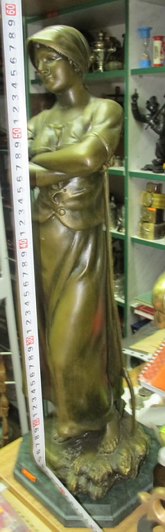 Фото 5. Бронзовая скульптура Девушка с вилами, старинная, Европа