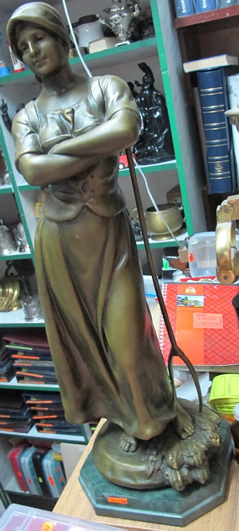 Фото 6. Бронзовая скульптура Девушка с вилами, старинная, Европа