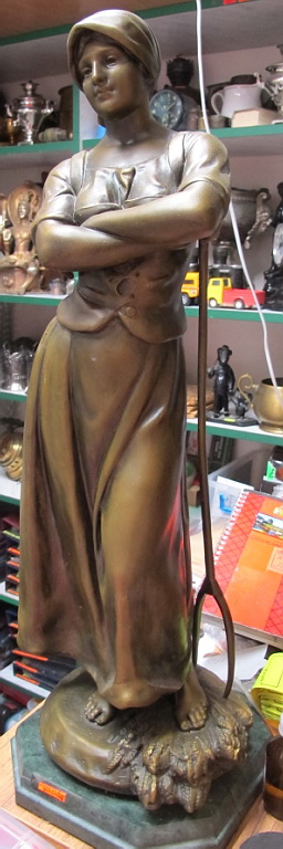 Фото 8. Бронзовая скульптура Девушка с вилами, старинная, Европа