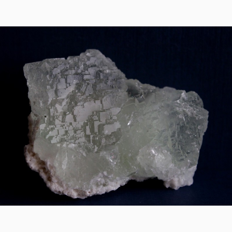 Фото 3. Прозрачный зеленый флюорит с кристаллами доломита