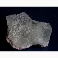 Прозрачный зеленый флюорит с кристаллами доломита